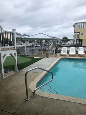 Utomhuspool och uppvärmd pool