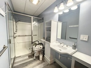 Combined shower/tub, towels, soap, toilet paper