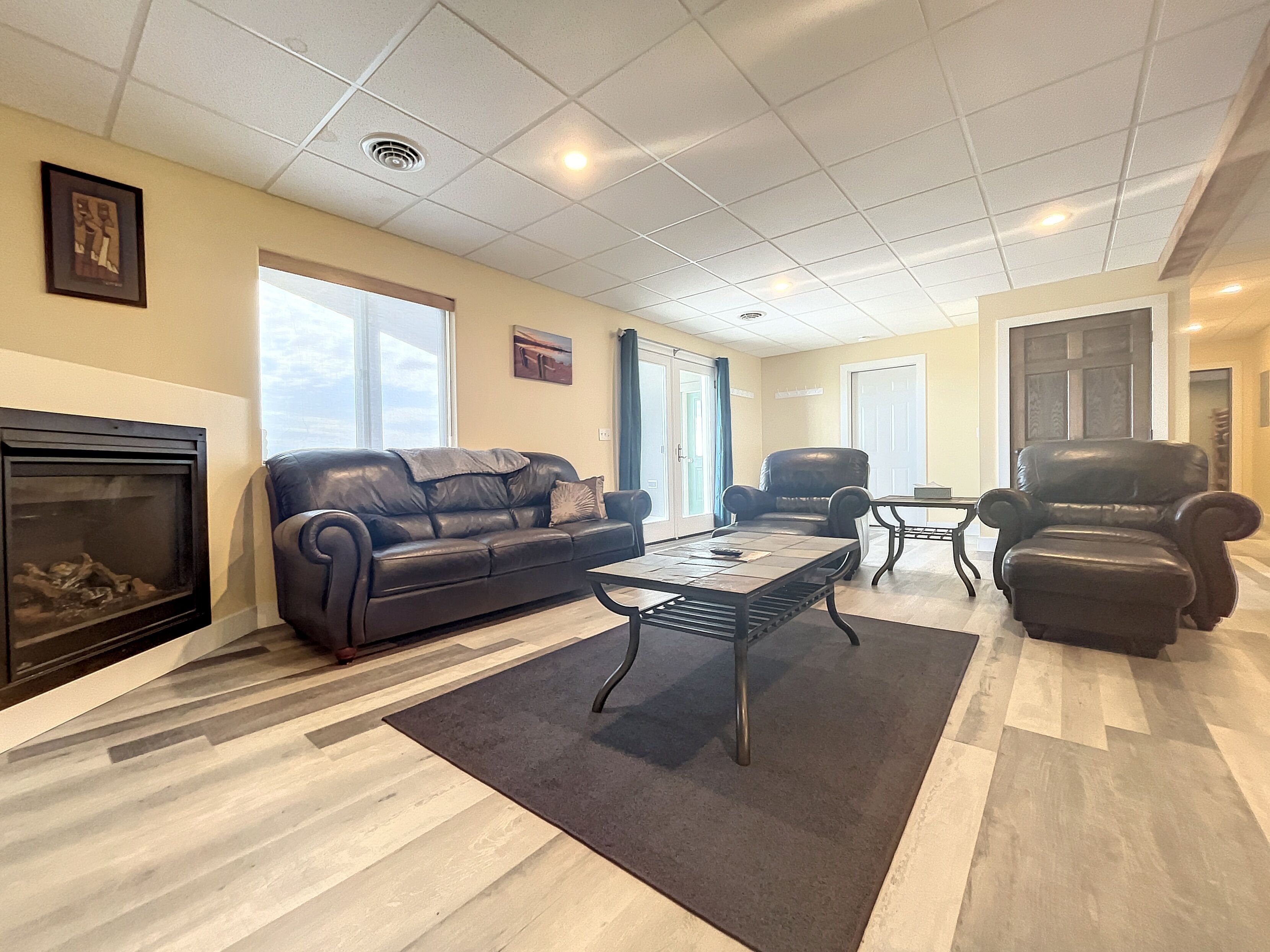 Älytelevisio, takka, kirjoja