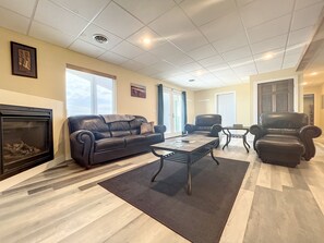 TV connectée, cheminée, livres