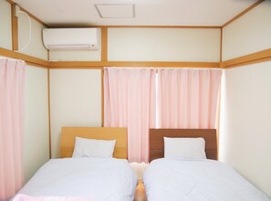 3 bedrooms, desk, iron/ironing board, free WiFi