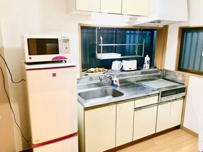 Refrigerador, microondas y utensilios de cocina 