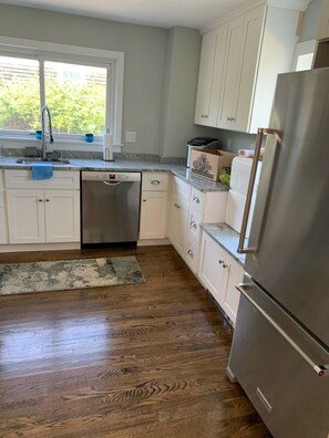 Micro-ondes, four, plaque de cuisson, lave-vaisselle