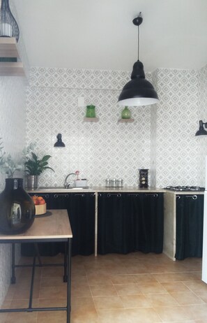 Kühlschrank, Mikrowelle, Herdplatte, Wasserkocher mit Kaffee-/Teezubehör