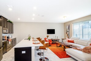 Smart TV - Beautiful home, inside the best resort in Orlando Walking Distance to Oasis Club (Four Corners)