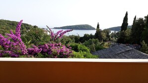 Terraza en la azotea con vistas a un lago y colinas.
