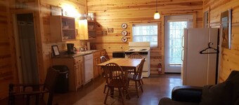  Niedliche Hütte mit 2 Schlafzimmern, umgeben von Bäumen