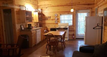 Söpö 2 makuuhuoneen mökki puiden ympäröimänä