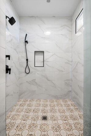 Bathtub, hair dryer, towels, soap - Beautiful & Charming Charleston Home (Charleston)