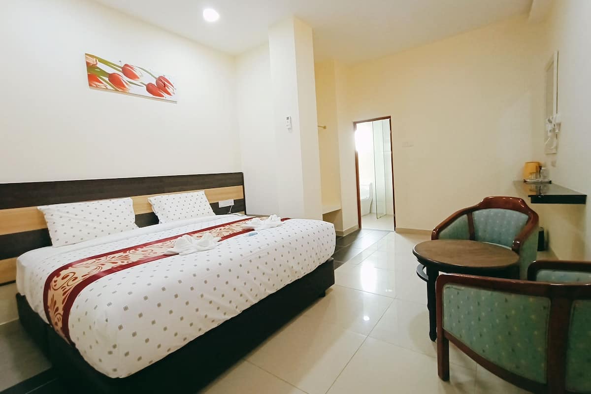 Superior King | Desk, iron/ironing board, free WiFi