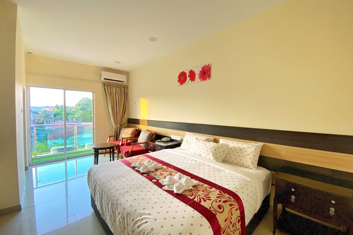 royal king | desk, iron/ironing board, free wifi