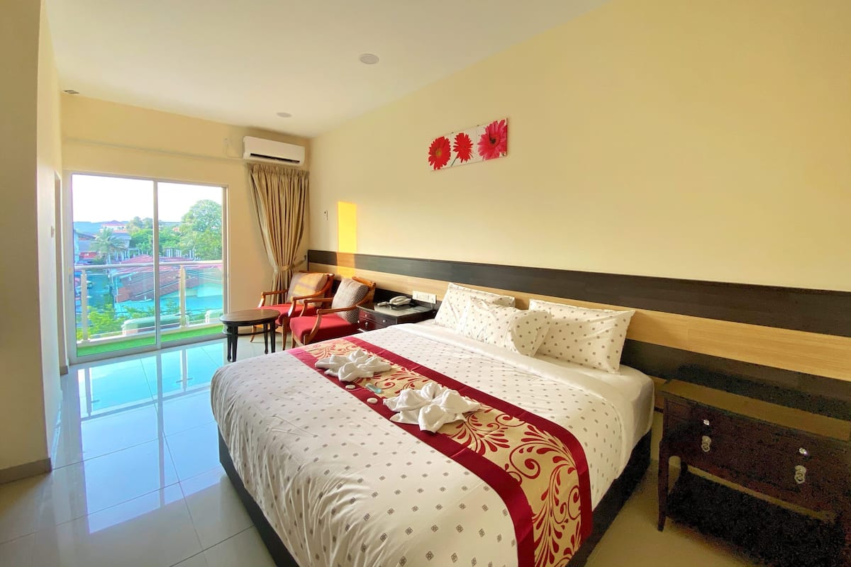 Royal King | Desk, iron/ironing board, free WiFi