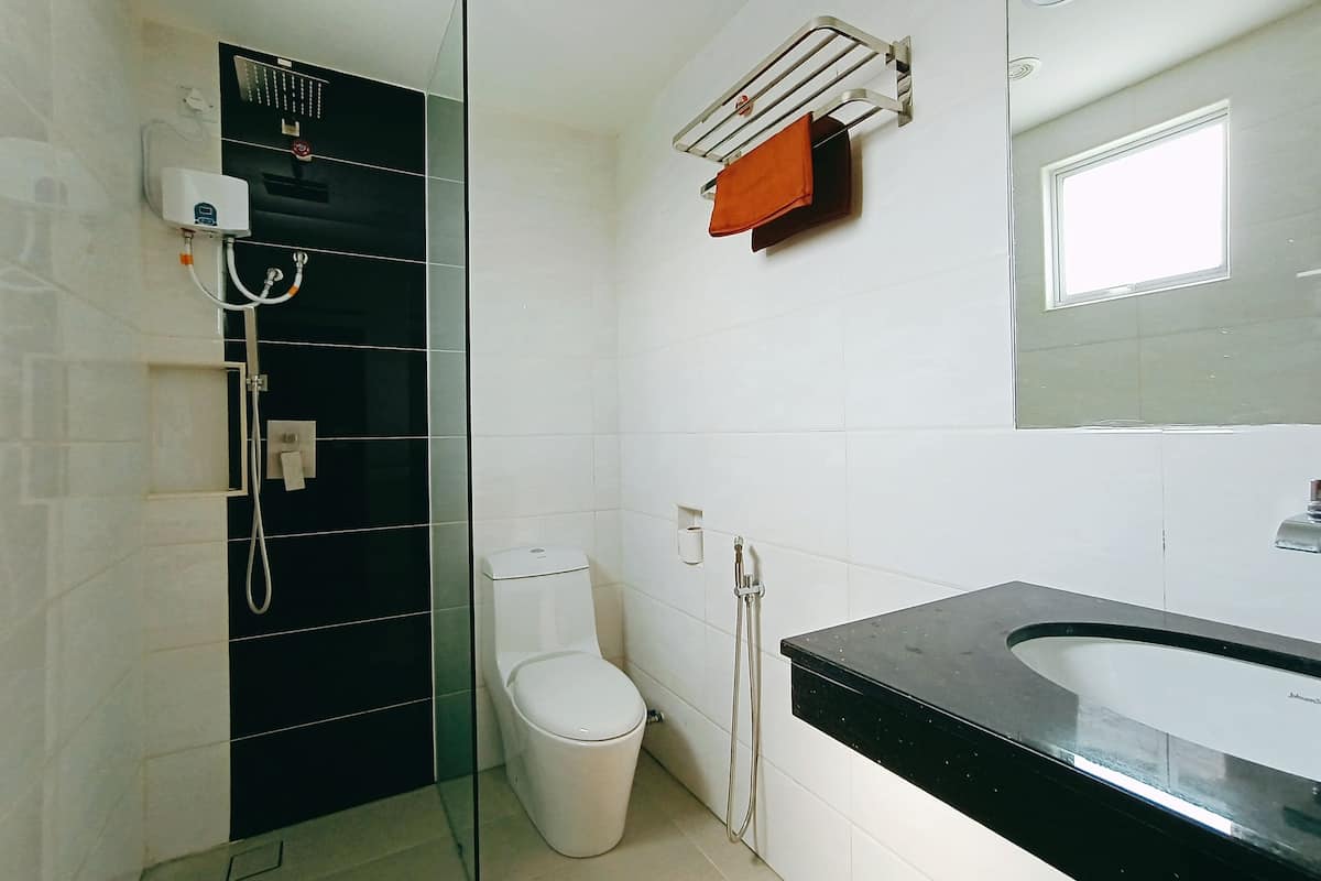 standard queen | bathroom | shower, rainfall showerhead, free toiletries, hair dryer