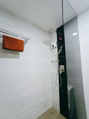 Chambre supérieure avec lits jumeaux | Salle de bain | Douche, douche cascade, articles de toilette (gratuits)