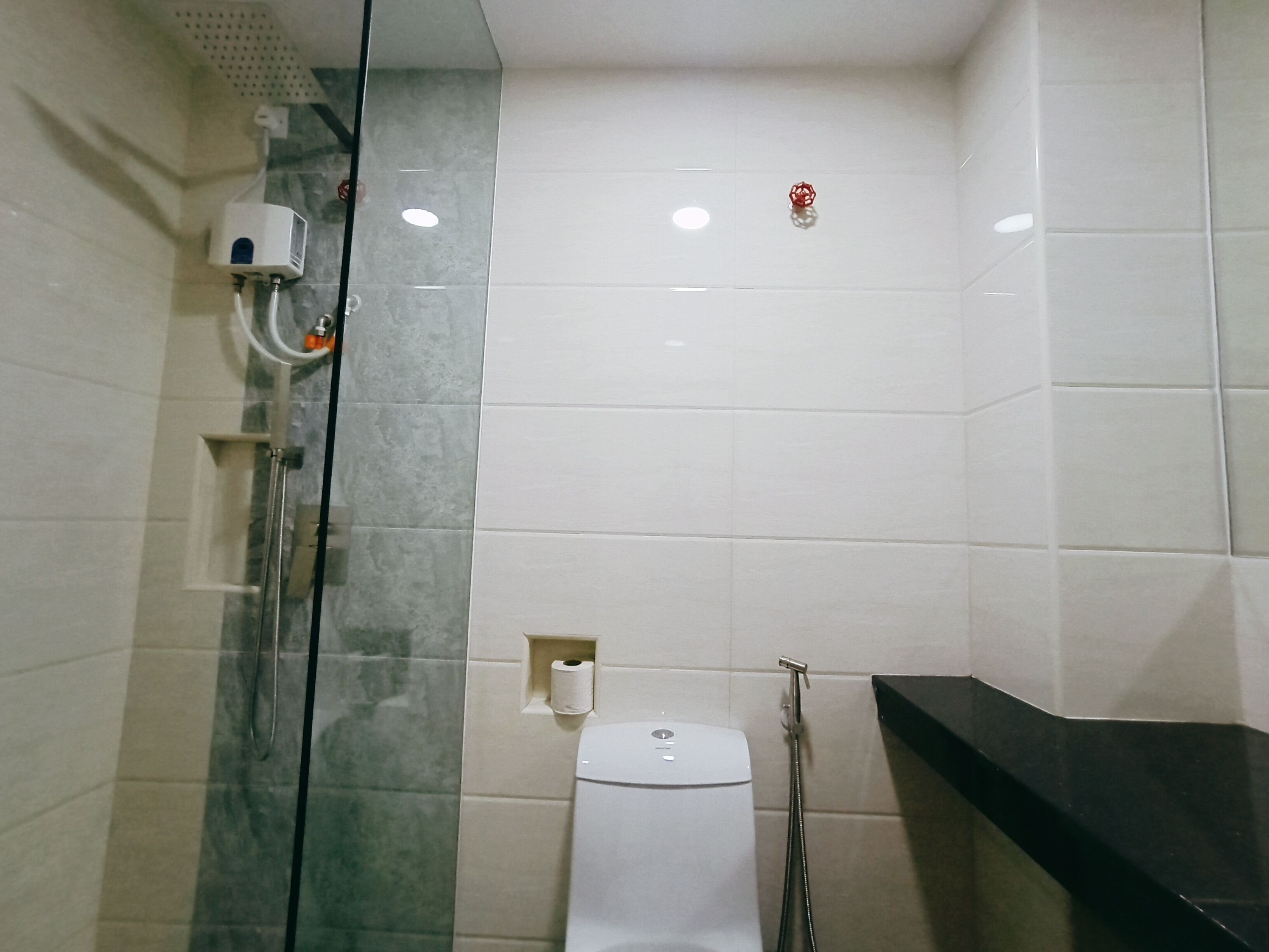 deluxe family | bathroom | shower, rainfall showerhead, free toiletries, hair dryer