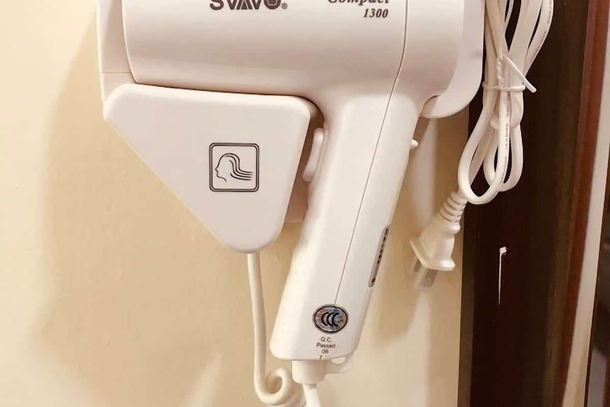 shower, rainfall showerhead, free toiletries, hair dryer