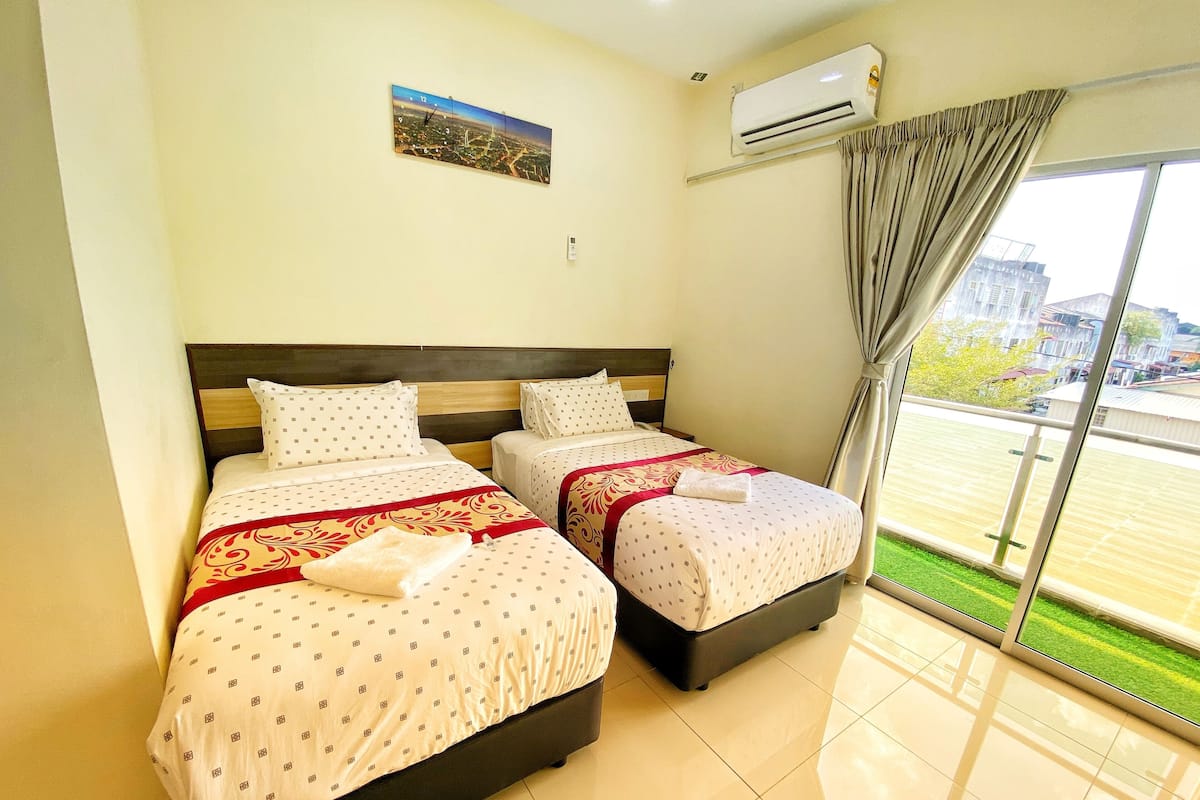 Premium Twin | Desk, iron/ironing board, free WiFi