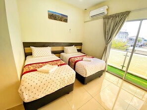 Premium Twin Room | Meja, seterika/papan seterika, Wi-fi percuma