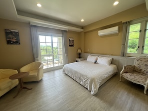 Bàn, nôi/giường cho trẻ sơ sinh (phụ phí) 