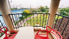 Desk, cots/infant beds, free WiFi - Isaalice Slip and Slide B&B (Wujie)