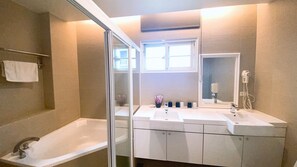 Shower, hair dryer, slippers, towels - Isaalice Slip and Slide B&B (Wujie)