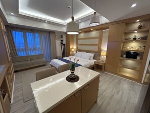 Deluxe Studio Suite | Free WiFi, bed sheets - Fantastic Step to the Venice (Taguig)