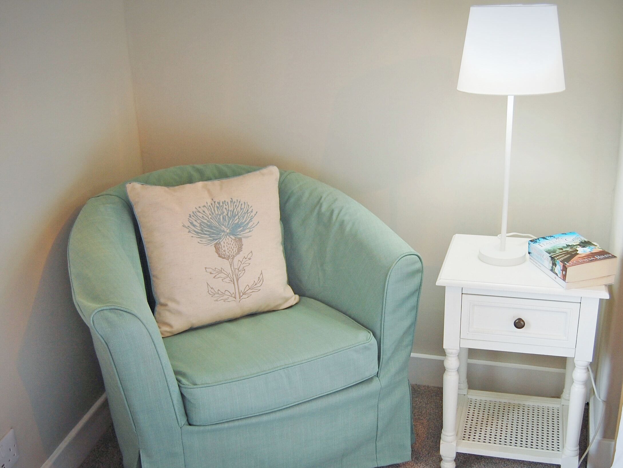 Een televisie en een open haard