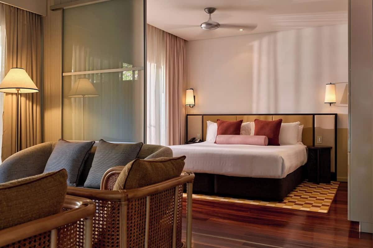 Courtyard One Bedroom Suite | เครื่องนอนระดับพรีเมียม, ตู้นิรภัยในห้องพัก, โต๊ะทำงาน, ผ้าม่านกันแสง