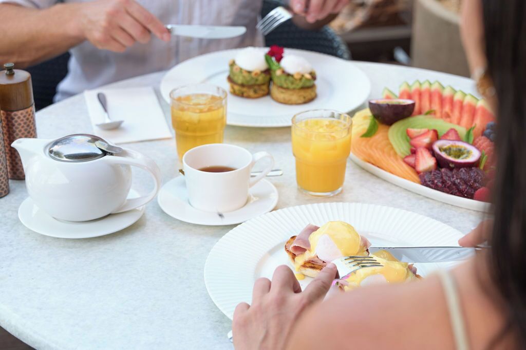 Päivittäinen täysi aamiainen maksusta