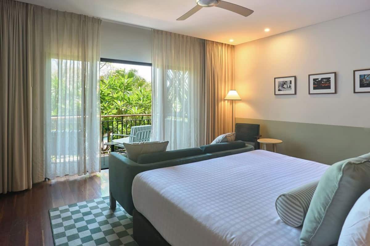 Pool View King Room | Premium bedding, in-room safe, desk, blackout drapes