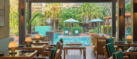 Piscine extérieure, chaises longues