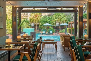 Una piscina al aire libre, sillones reclinables de piscina