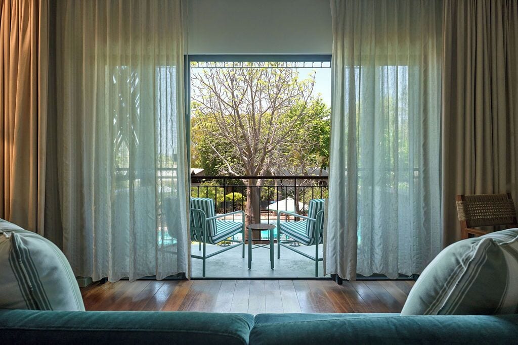 Ropa de cama de alta calidad y caja de seguridad en la habitación 