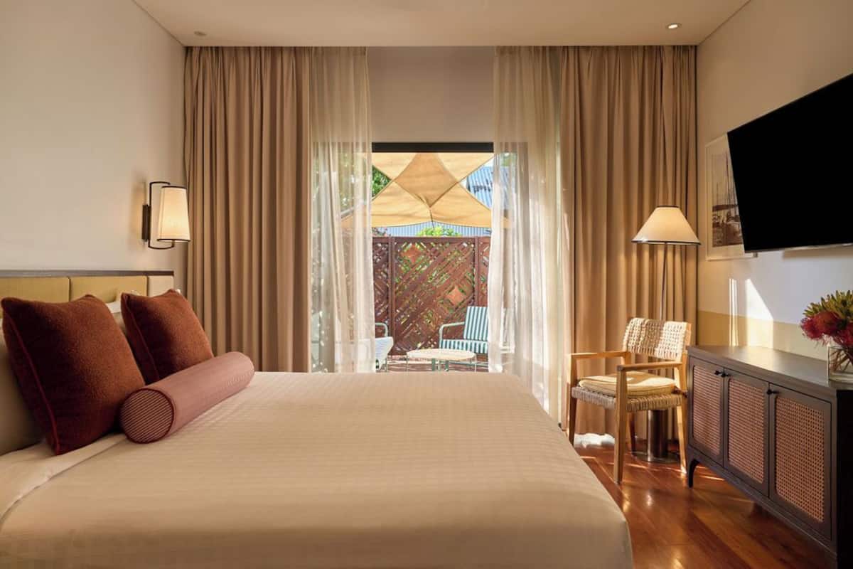 Courtyard Studio Suite | เครื่องนอนระดับพรีเมียม, ตู้นิรภัยในห้องพัก, โต๊ะทำงาน, ผ้าม่านกันแสง