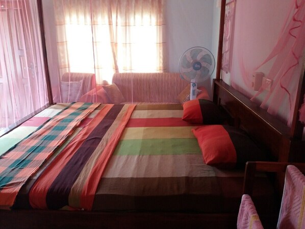 1 bedroom, iron/ironing board, WiFi - Villa Surangi Hikkaduwa - Upstairs One bed room Apartment (Hikkaduwa)