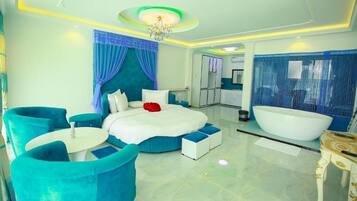 Minibar, safe på rommet, skrivebord og skrivebord for bærbar PC