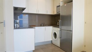 Een koelkast, een microgolfoven, een oven, een vaatwasser