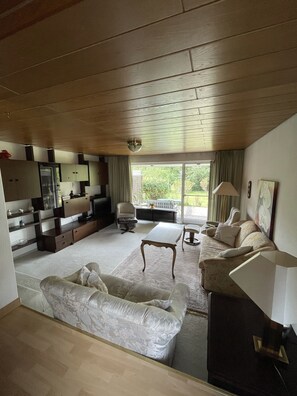 TV, DVD player, books, video library - Entire house, quiet city location, garden, electric bed, FREE parking, FREE WIFI (Mitte)