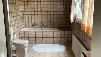 Bañera, secador de pelo, toallas y jabón