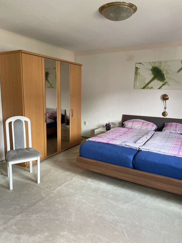 2 bedrooms, desk, iron/ironing board, free WiFi