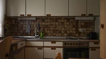 Fridge, oven, stovetop, coffee/tea maker