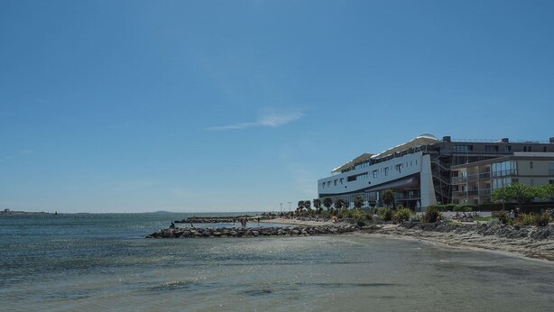 A coastal hotel with a modern design, featuring multiple floors and a prominent rooftop structure. - Azur Hotel (Balaruc-les-Bains)