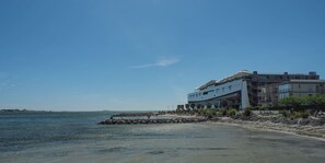 A coastal hotel with a modern design, featuring multiple floors and a prominent rooftop structure. - Azur Hotel (Balaruc-les-Bains)