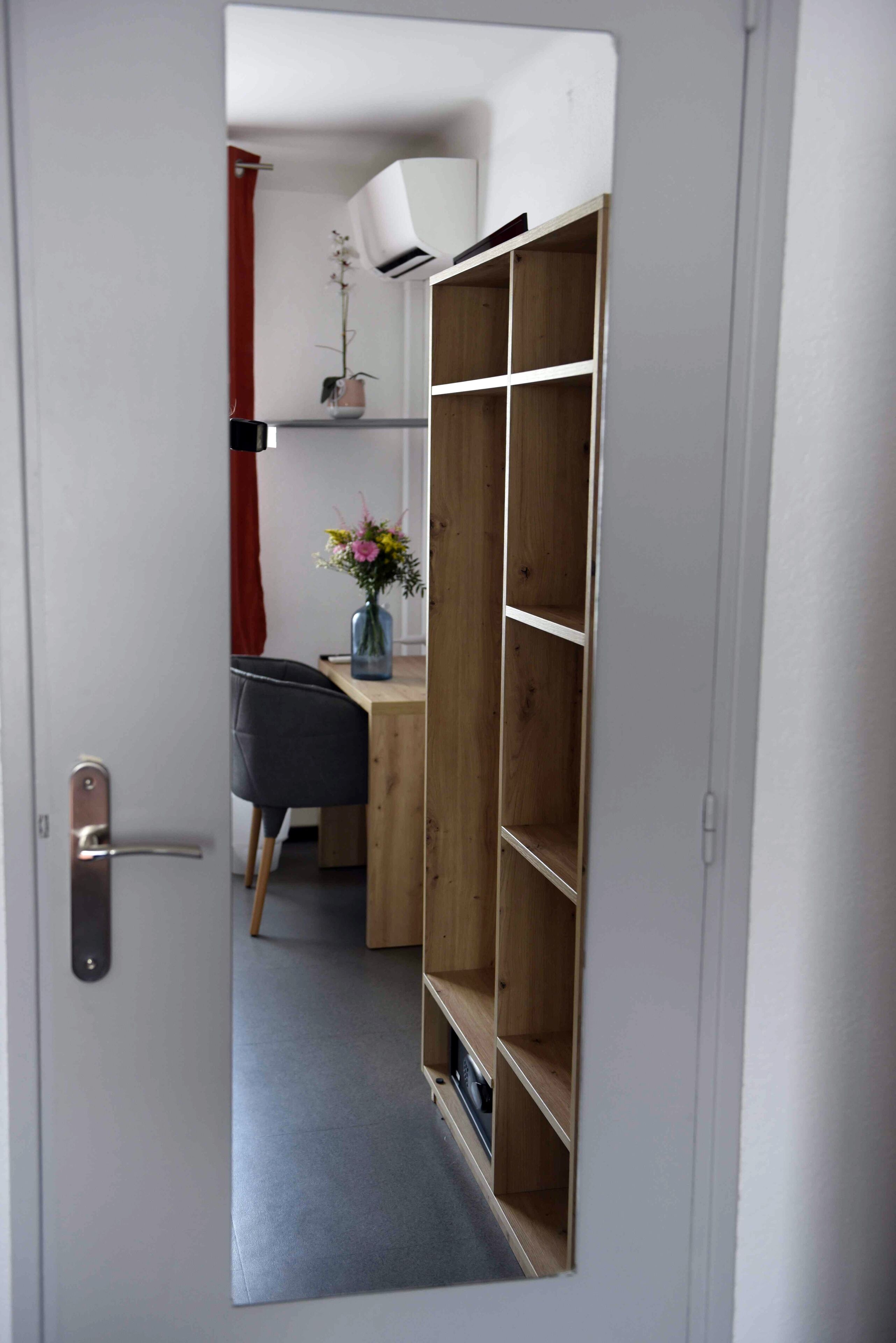 basic double room (avec douche) | 1 bedroom, minibar, in-room safe, individually decorated