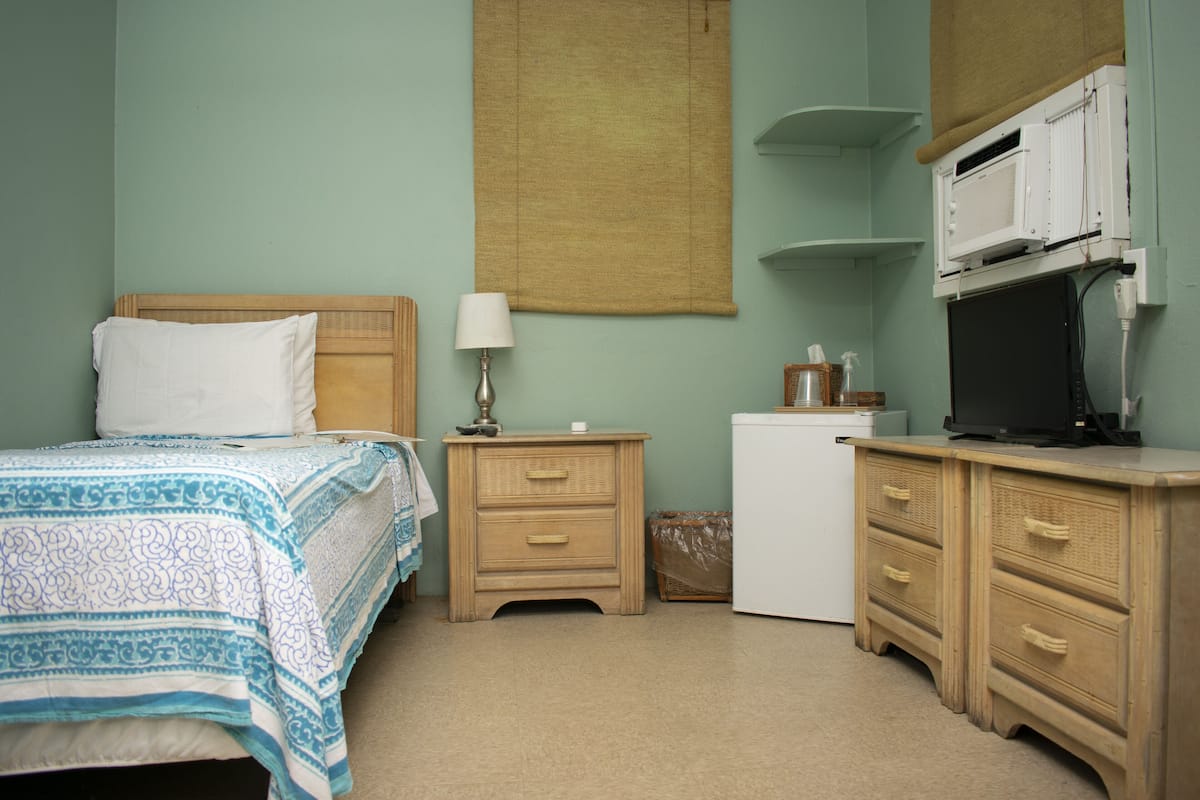Single/Economy 1 Twin Bed (shared bath)