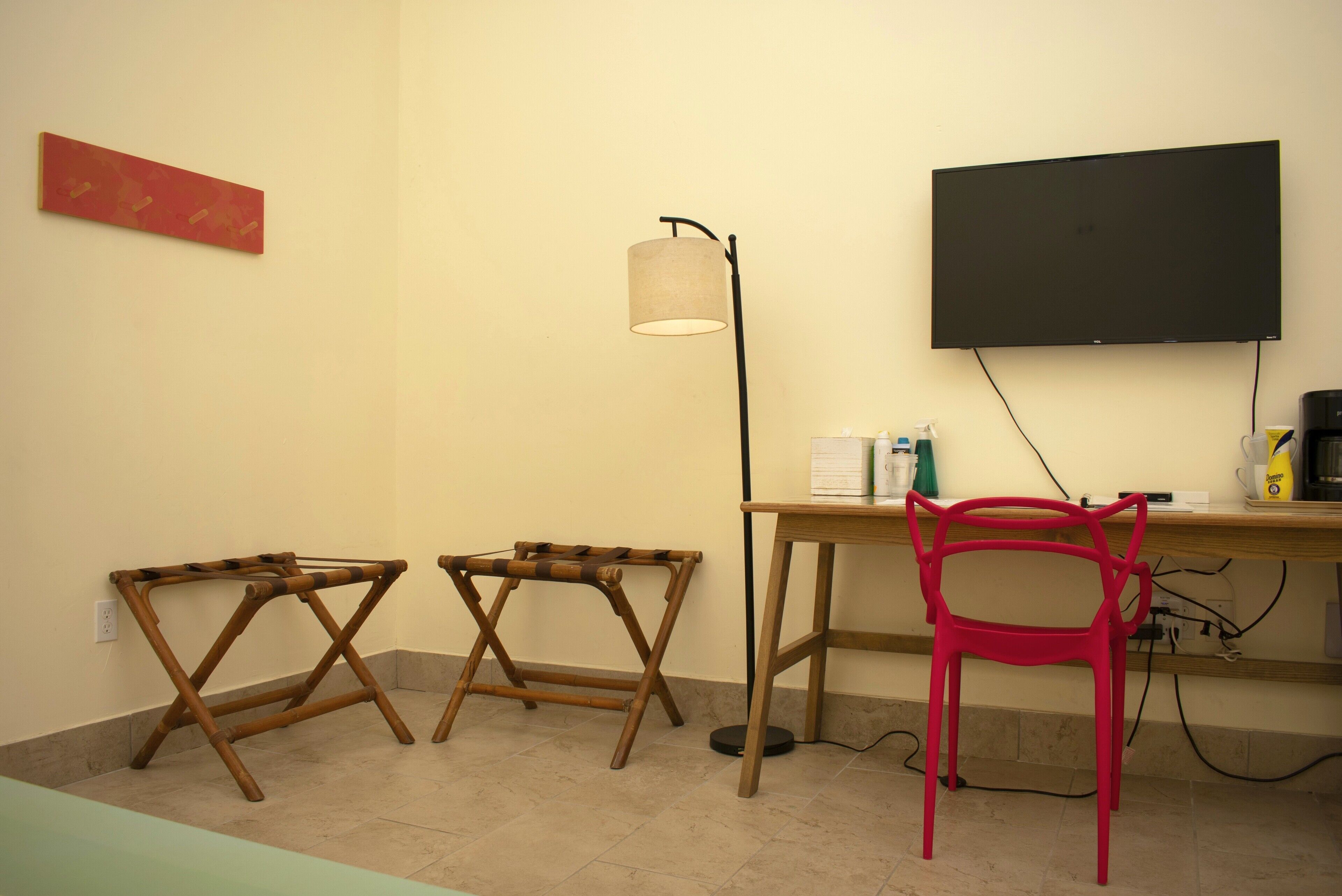 40-inch flat-screen tv with cable channels, tv