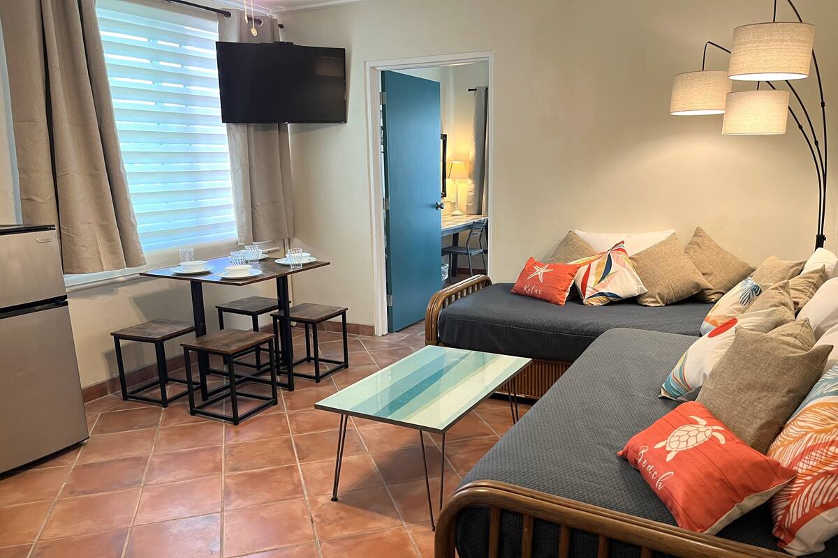 Family Suite | Living area | 40-inch flat-screen TV with cable channels, TV