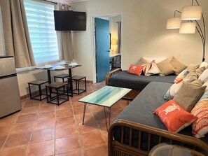 家庭套房 | 起居区 | 40-英寸纯平电视 （配备有线频道）、电视