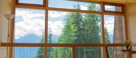 1 bedroom, travel crib