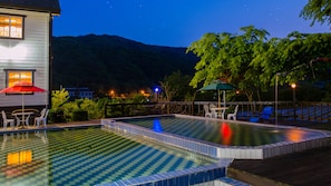 Una piscina al aire libre de temporada